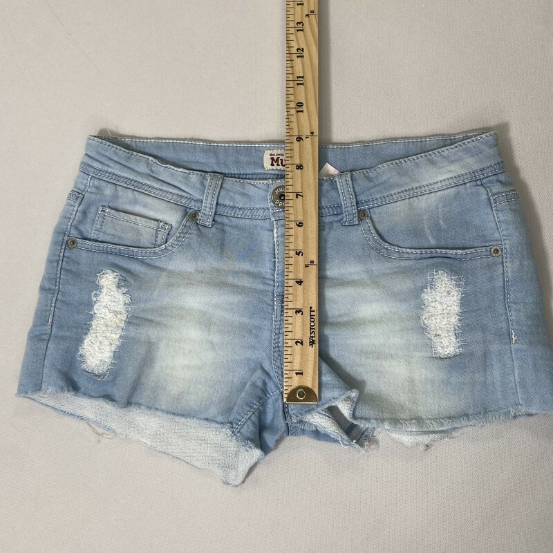 105-126 Mudd, Blue, Size: 5<br />
stretchy mid rise shorts with distressed sides 85% cotton 14% polyester 1% spandex