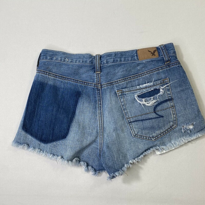 105-163 American Eagle, Blue Den, Size: 4<br />
denim button fly shorts 100% cotton