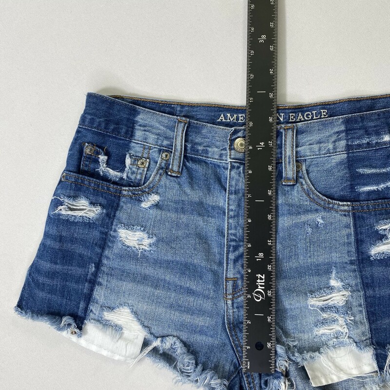 105-163 American Eagle, Blue Den, Size: 4<br />
denim button fly shorts 100% cotton