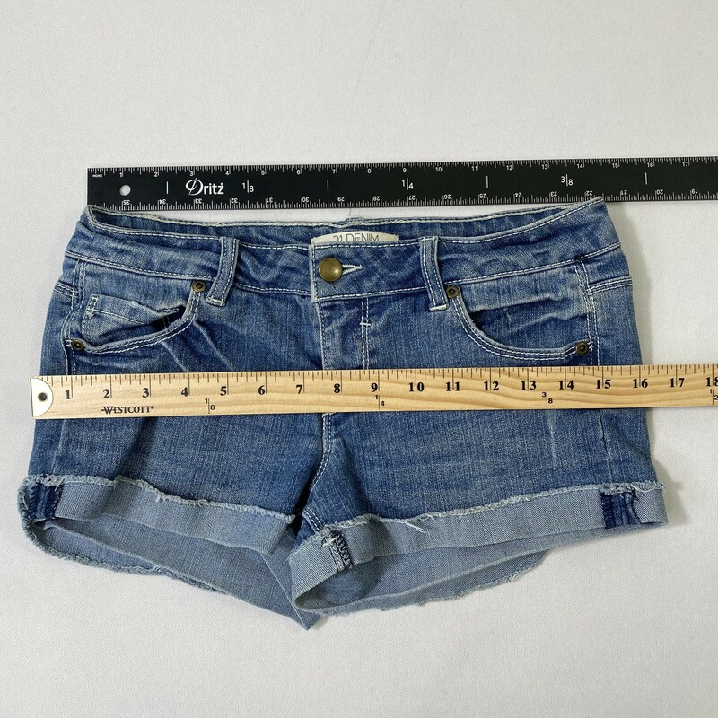 103-179a 21 Denim, Blue, Size: 26<br />
denim shorts cotton/polyester  good