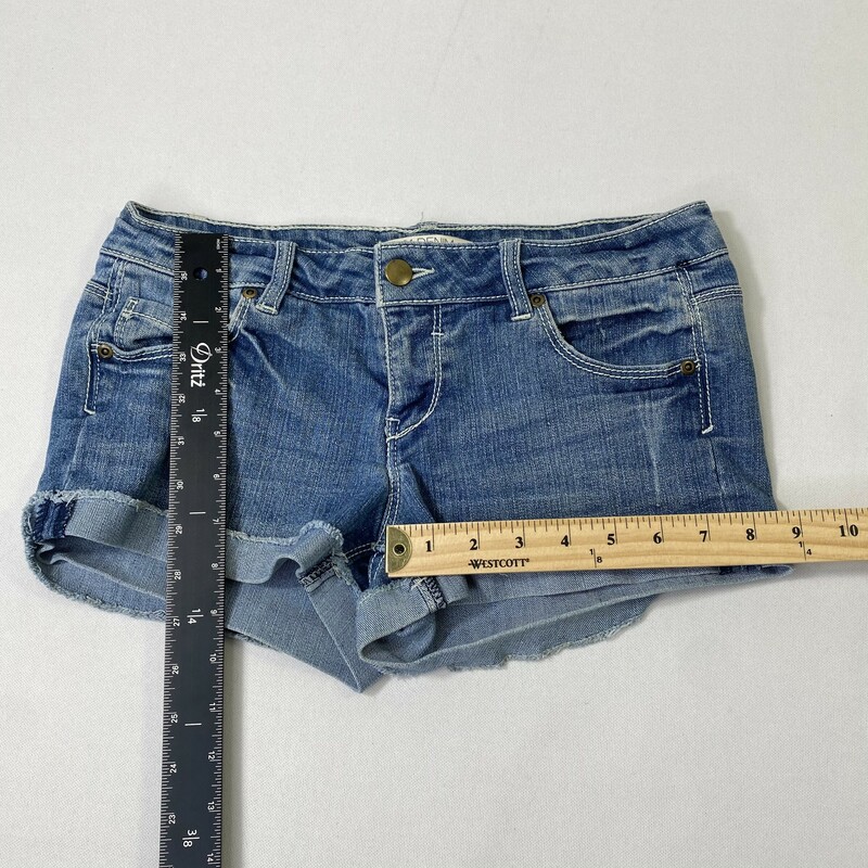 103-179a 21 Denim, Blue, Size: 26<br />
denim shorts cotton/polyester  good