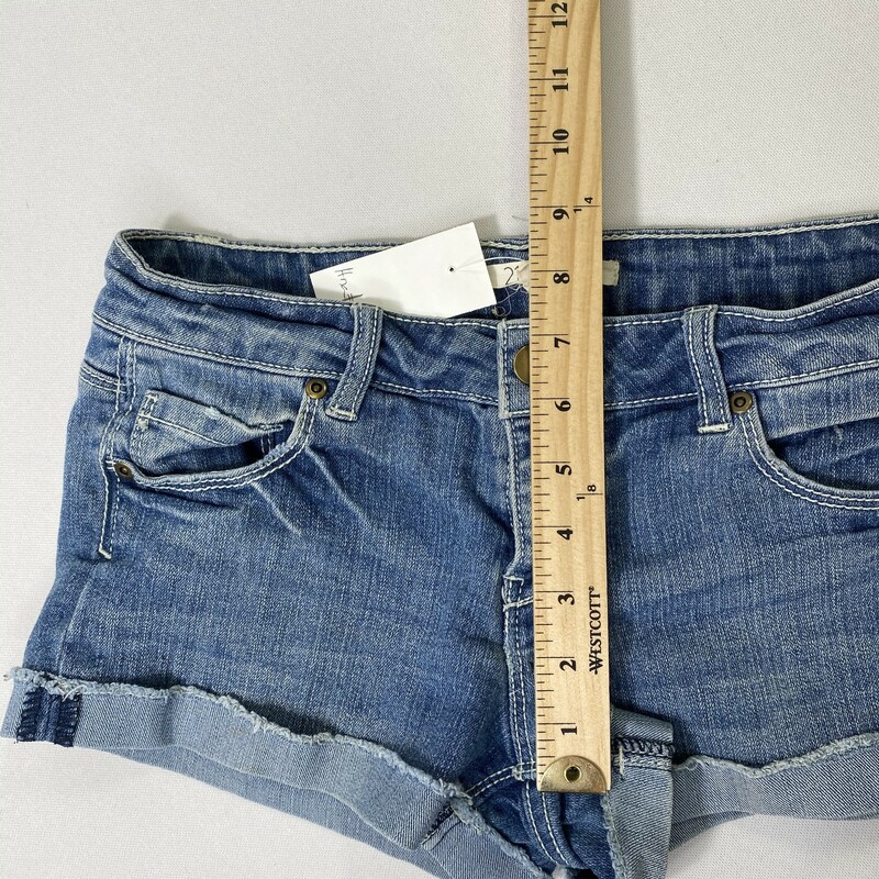 103-179a 21 Denim, Blue, Size: 26<br />
denim shorts cotton/polyester  good