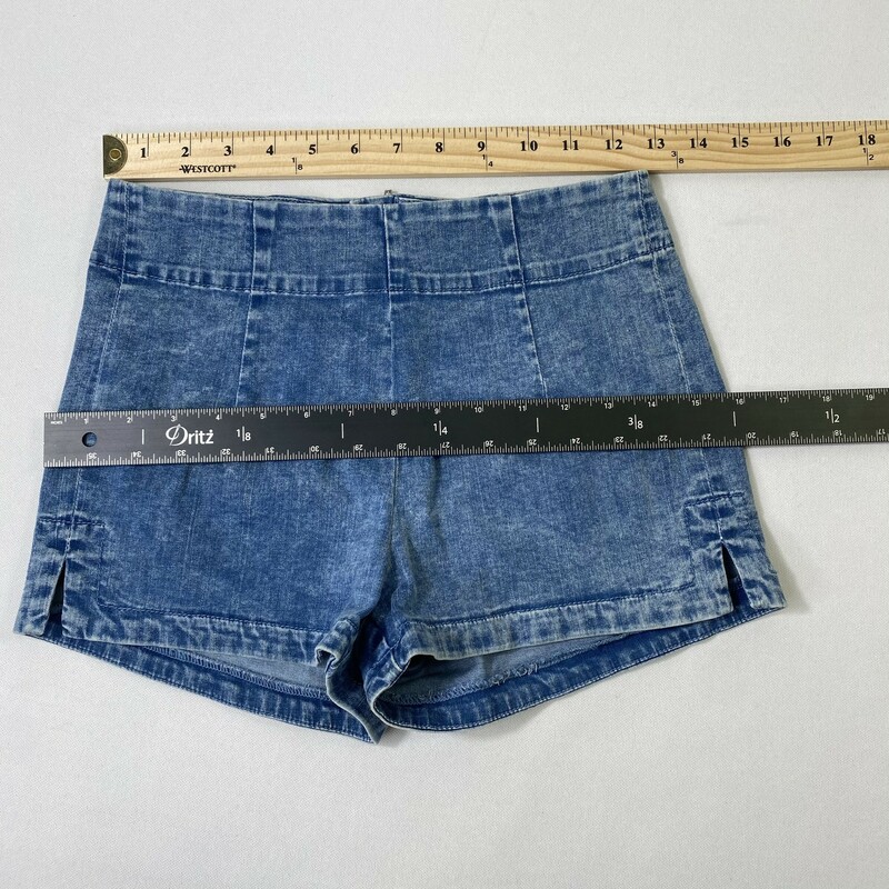 103-142 Bullhead Denim Co, Blue, Size: 3<br />
high rise Denim Shorts with zipper in the back 77% cotton 13% rayon 9% polyester 1% spandex  Good