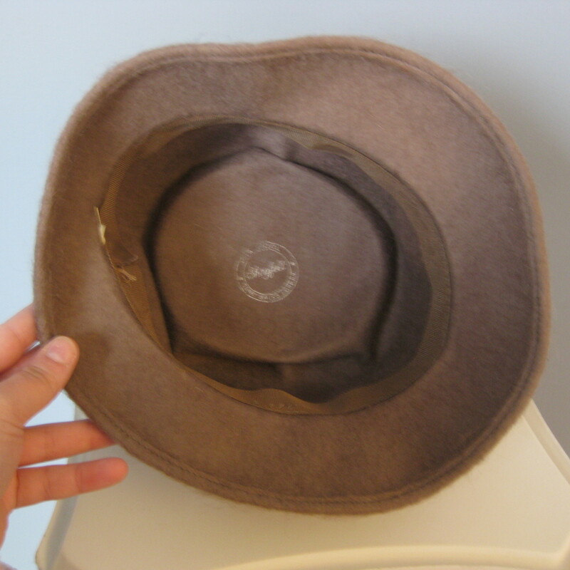 Here's a deep-crowned taupe hat from the 1950s or maybe 60s.
It has a mushroom-style brim, and a  tonal grosgrain ribbon around the crown
Made of plush felted fur


Good vintage condition, not sure if the brim was a crisper circle in its younger days.
Inner hat band measures 20in

Thanks for looking!
#34773