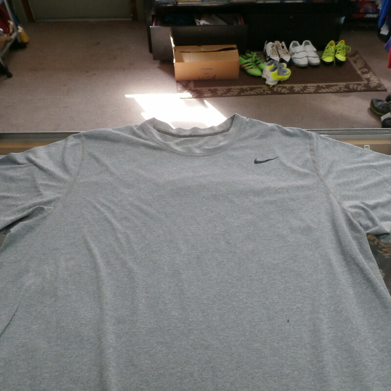 Nike Dri-FIT Men's Loose Fit Short Sleeve Shirt Size XL Gray Polyester #25100
Rating: (see below) 4 - Fair Condition
Team: N/A
Event: N/A
Brand: Nike
Size: Men's - XL(Measured: Across chest 22\" , length 28\")
Measured: Armpit to armpit; shoulder to hem
Color: Gray
Style: short sleeve shirt; screen pressed logos; Dri-FIT
Material: 100% Polyester
Condition: 4 - Fair Condition - wrinkled; light pilling and fuzz; small burn hole on the front; screen pressed tag is worn and peeled away; definite signs of use
Item #: 25100
Shipping: FREE