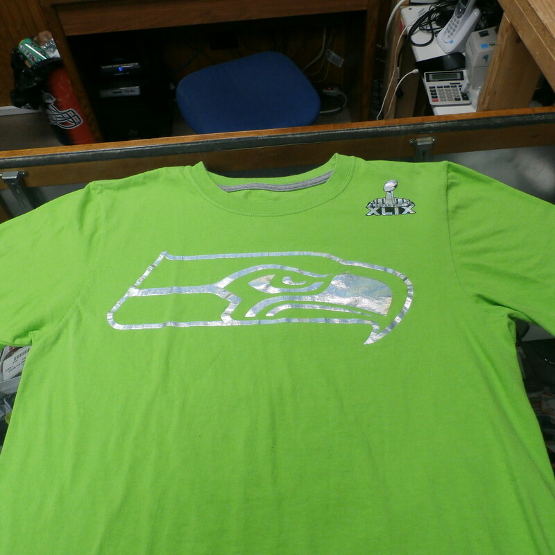 Seattle Seahawks Super Bowl XLIX Nike Adult Shirt Size Small Green Cotton #25828
Rating: (see below) 3 -  Good Condition
Team: Seattle Seahawks
Event: Super Bowl XLIX
Brand: Nike
Size: Adult - Small(Measured Flat: Across Chest: 18\"; Length 25\")
Measured Flat: armpit to armpit; top of shoulder to bottom hem.
Color: Green
Style: short sleeve screen pressed shirt
Material: 100% Cotton
Condition: 3 - Good Condition - wrinkled; pilling and fuzz; feels coarse; logo has some cracks; normal signs of use; no stains rips of holes
Item #: 25828
Shipping: FREE