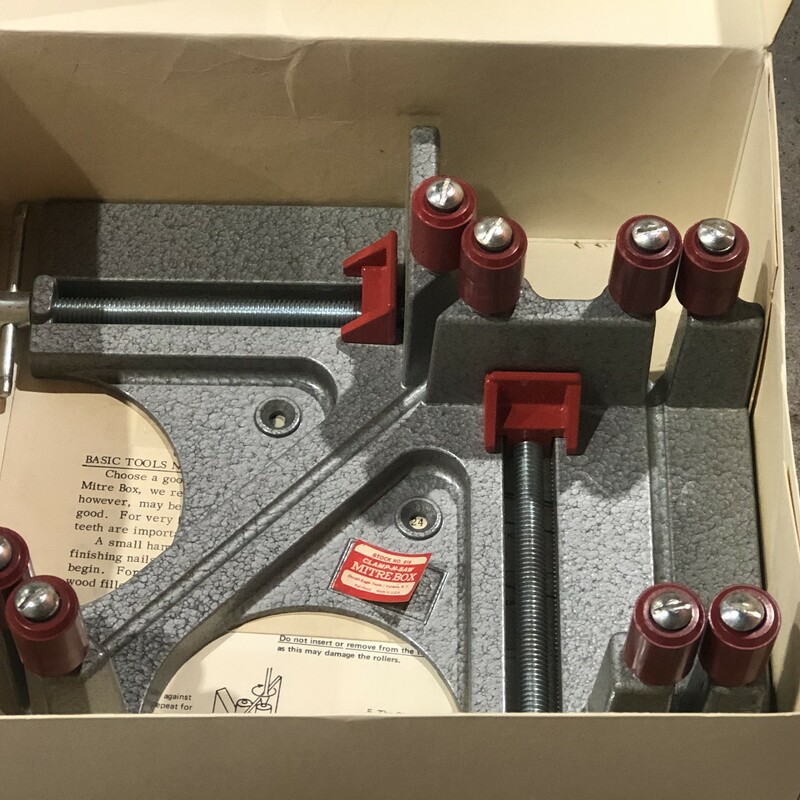 Durall Tool Eagle No. 618 Clamp-N-Saw Miter Box. Comes with Instructions in Original Box.<br />
<br />
*NEVER USED*<br />
<br />
*MADE IN USA*