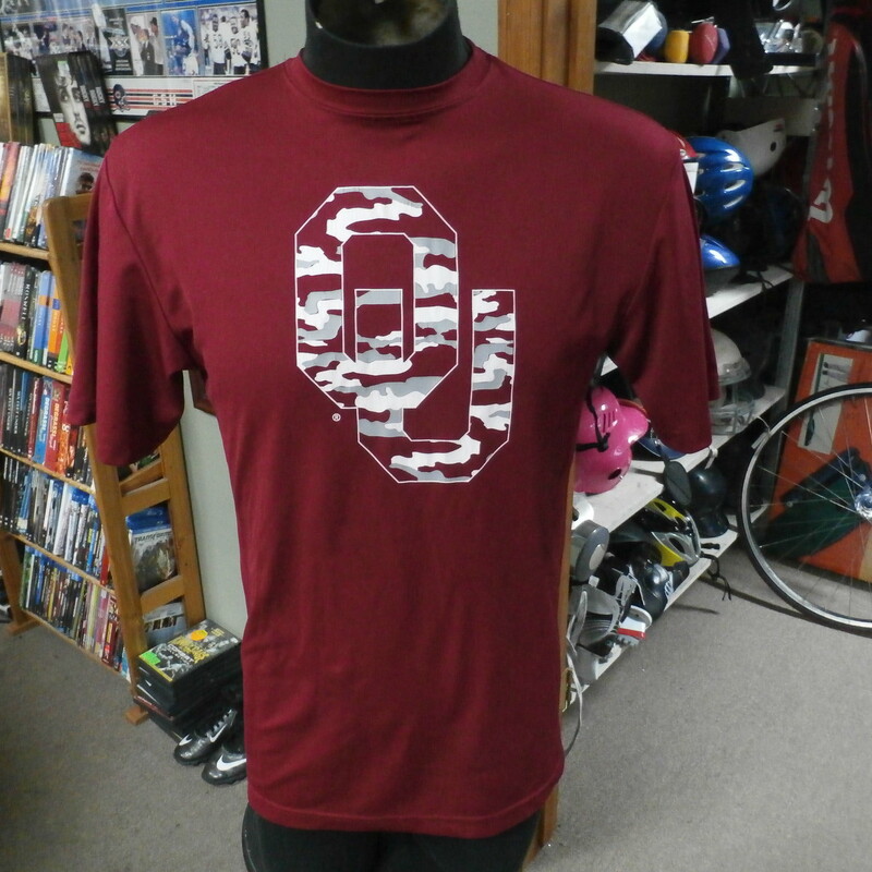 Oklahoma Sooners red camo logo shirt size medium BAW Athletic Wear #26510
Rating: (see below) 3- Good Condition
Team: Oklahoma Sooners
Player: n/a
Brand: BAW Athletic Wear
Size: Men's Medium- (Measured Flat: chest 20\", length 28\")
Color: Red
Style: short sleeves; screen printed
Material: tag missing
Condition: 3- Good Condition: minor wear; slightly stretched from use, logo has some small cracks (see photos)
Item #: 26510
Shipping: FREE