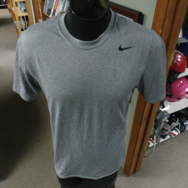 Nike gray Dri-Fit shirt size medium 100% polyester #26508
Rating: (see below) 3- Good Condition
Team: n/a
Player: n/a
Brand: Nike
Size: Men's Medium- (Measured Flat: chest 21\", length 28\")
Color: Gray
Style: short sleeves; screen printed
Material: 100% polyester
Condition: 3- Good Condition: minor wear; slightly stretched from use (see photos)
Item #: 26508
Shipping: FREE