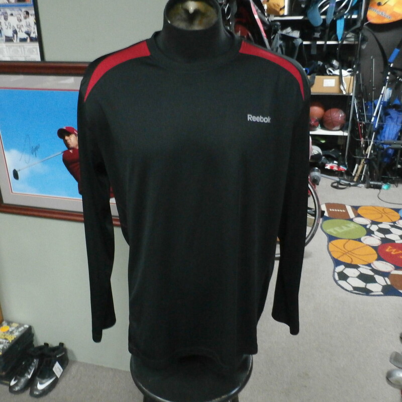 Reebok black long sleeve athletic shirt size large 100% polyester #26507
Rating: (see below) 3- Good Condition
Team: n/a
Player: n/a
Brand: Reebok
Size: Men's Large- (Measured Flat: chest 25\", length 29\")
Color: Black with red accents
Style: long sleeves; screen printed
Material: 100% polyester
Condition: 3- Good Condition: minor wear; slightly stretched from use; logo has some cracks (see photos)
Item #: 26507
Shipping: FREE