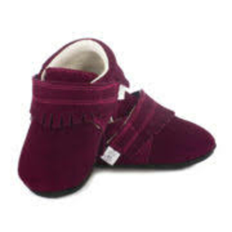MyMocsFringe - Inez Suede, Maroon, Size: 30-36M<br />
<br />
Indoor/outdoor Fringe Mocs with a protective rubber sole! Made with snuggly soft grey genuine suede.<br />
<br />
Hand crafted from genuine suede<br />
Equipped with our signature super-flex sole<br />
Industry-defining 3mm ankle and sole cushioning<br />
Hook and loop closures for a secure and custom fit<br />
Perfect for indoor or outdoor use