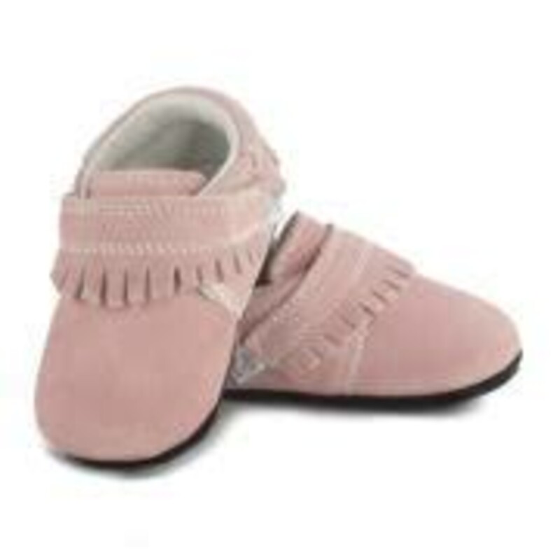 MyMocsFringe- Sofia Suede, Pink, Size: 30-36M<br />
<br />
Indoor/outdoor Fringe Mocs with a protective rubber sole! Made with snuggly soft grey genuine suede.<br />
<br />
Hand crafted from genuine suede<br />
Equipped with our signature super-flex sole<br />
Industry-defining 3mm ankle and sole cushioning<br />
Hook and loop closures for a secure and custom fit<br />
Perfect for indoor or outdoor use