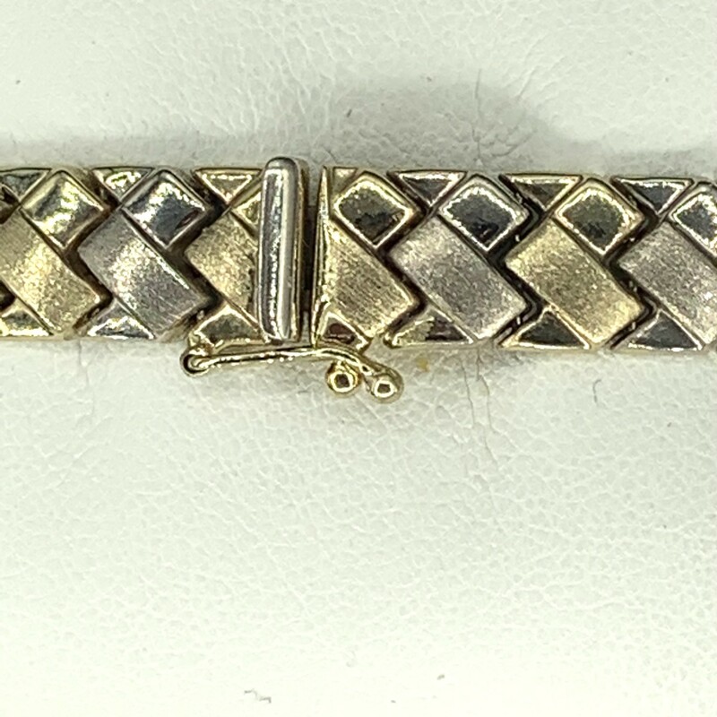 7\" Two Tone White and Yellow Gold<br />
Satin and Polished Link Bracelet<br />
Hidden Clasp with Sagety<br />
Aurafin