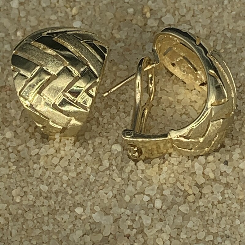 Chevron Design Hoop Earrings with Clip Post Backs
14 Karat Yellow Gold
14.5mm Wide