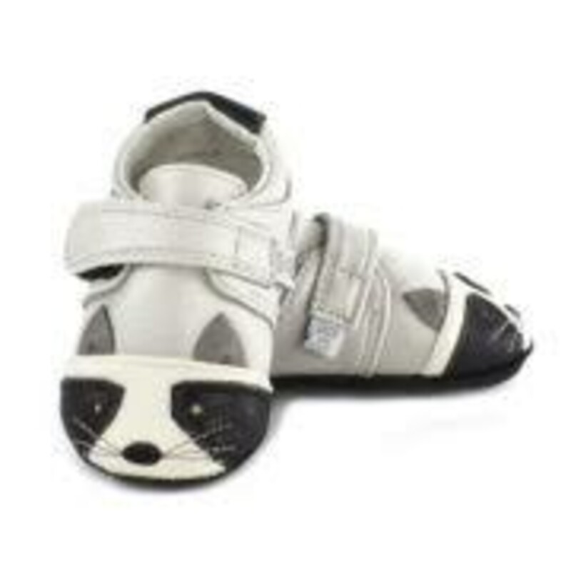 MyMocs - Kelso Raccoon, Grey, Size: 0-6M<br />
<br />
These little raccoons will steal your heart!<br />
<br />
Hand crafted from genuine and vegan leather<br />
Equipped with our signature super-flex sole<br />
Industry-defining 3mm ankle and sole cushioning<br />
Hook and loop closures for a secure and custom fit<br />
Perfect for indoor or outdoor use