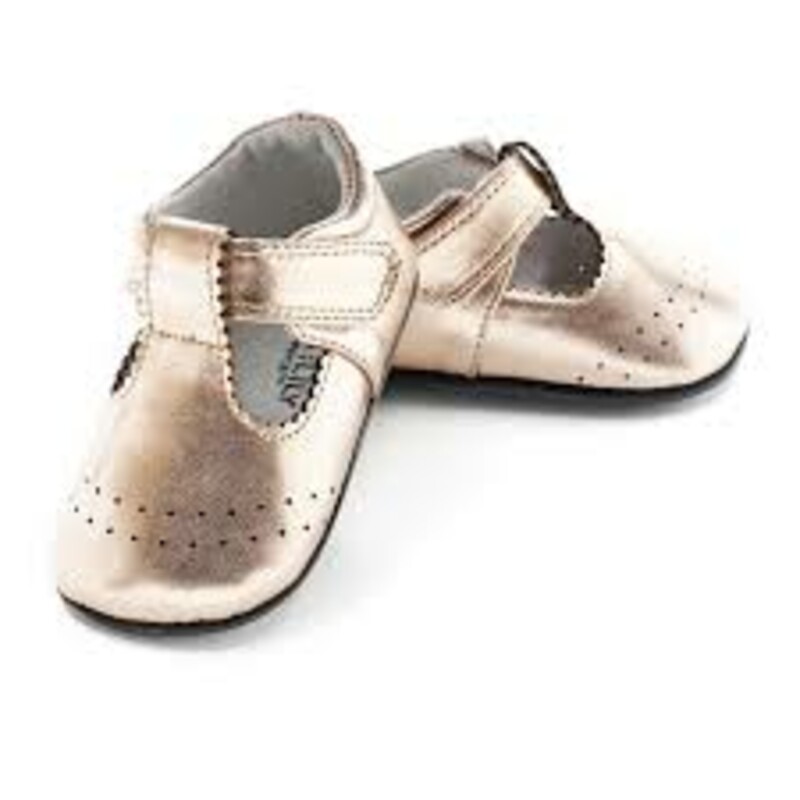MyMocs - Guida Scallop, RoseGold, Size: 0-6M<br />
<br />
These butterfly T-Strap My Mocs are a perfect combo of colourful and classic!<br />
<br />
Hand crafted from genuine and vegan leather<br />
Equipped with our signature super-flex sole<br />
Industry-defining 3mm ankle and sole cushioning<br />
Hook and loop closures for a secure and custom fit<br />
Perfect for indoor or outdoor use