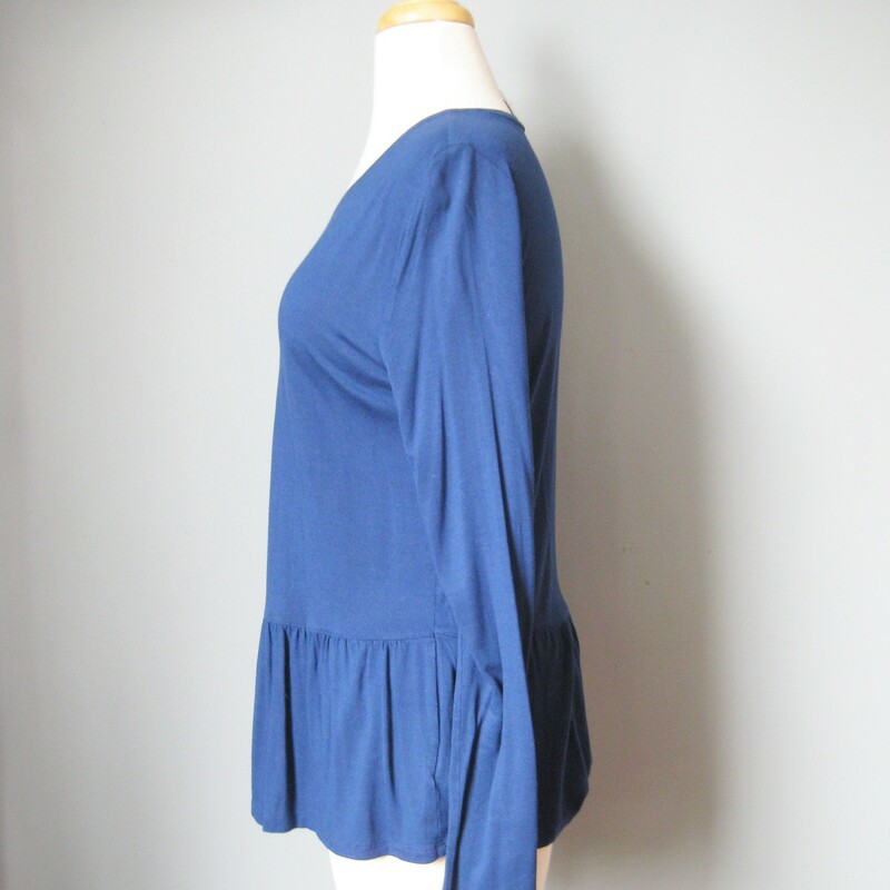 Cute basic in a great color with a little bit of extra style.
Nice medium blue knit fabric. 100% rayon
The shirt is a little long and has a low key ruffle at the bottom.
Very comfortable, size medium, fits a little tight in the arms.
flat measurements:
armpit to armpit: 19in
lengthin 24.5in
Thanks for looking!
#17234