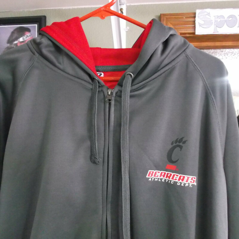 Cincinnati Bearcats J. America Men's Zip Up Hooded Sweatshirt Large Gray #7913
Rating: (see below) 2 - Great Condition
Team: Cincinnati Bearcats
Player: n/a
Brand: J. America
Size: Large - Adult(Measured: Across chest 25\", length 29\")
Measured: Armpit to armpit; shoulder to hem
Color: Gray
Style: Zip Up Hoodie; Drawstring; screen pressed; Pockets
Material: 100% Polyester
Condition: 2 - Great Condition - material looks and feels great; clean and crisp; lightly used
Item #: 7913
Shipping: FREE