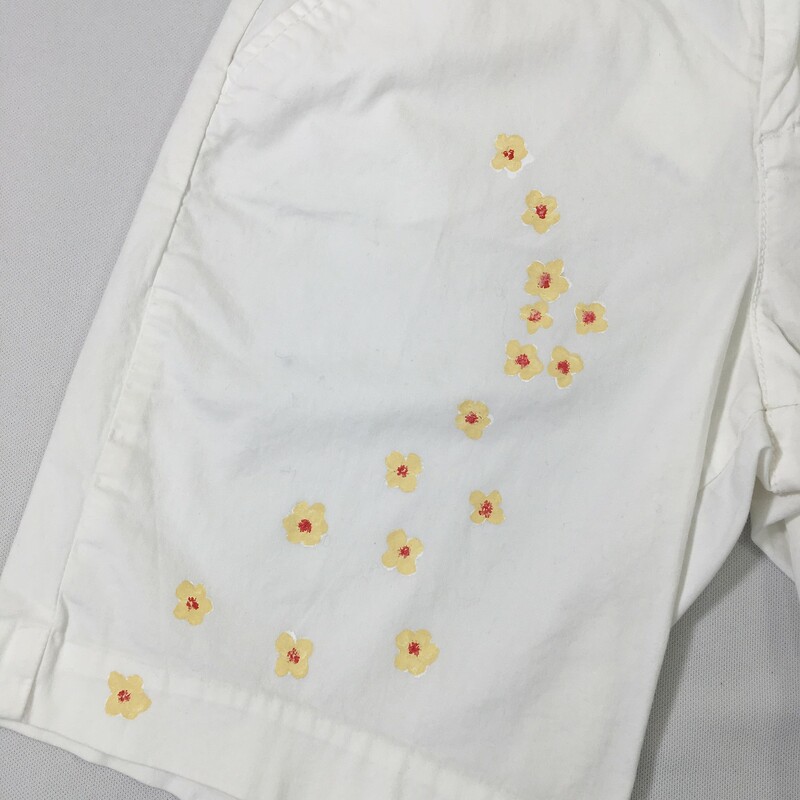 102-246 Calvin Klein Shor, White, Size: 4 calvin klein jeans with painted flowers on front 98% cotton 2% elastane