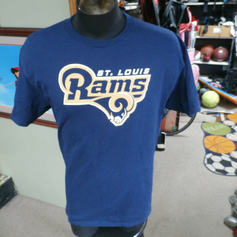 St. Louis Rams blue Majestic shirt size Large 100% cotton #26673
Rating: (see below) 1- Excellent Condition
Team: n/a
Player: n/a
Brand: Majestic
Size: Men's Large- (Measured Flat: chest 21\", length 28\")
Color: blue
Style: short sleeve; screen printed
Material: 100% cotton
Condition: 1- Excellent Condition: like new; wrinkled; some light fuzz (see photos)
Item #: 26673
Shipping: FREE