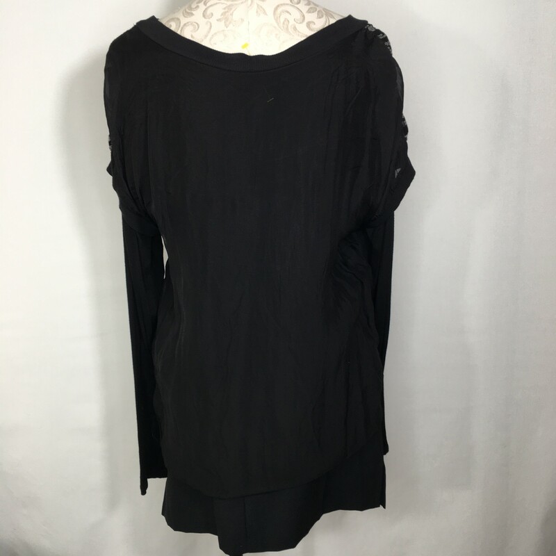 102-073 Made In Italy, Black, Size: Medium<br />
Long sleeve with sequin and embroidery, made in italy