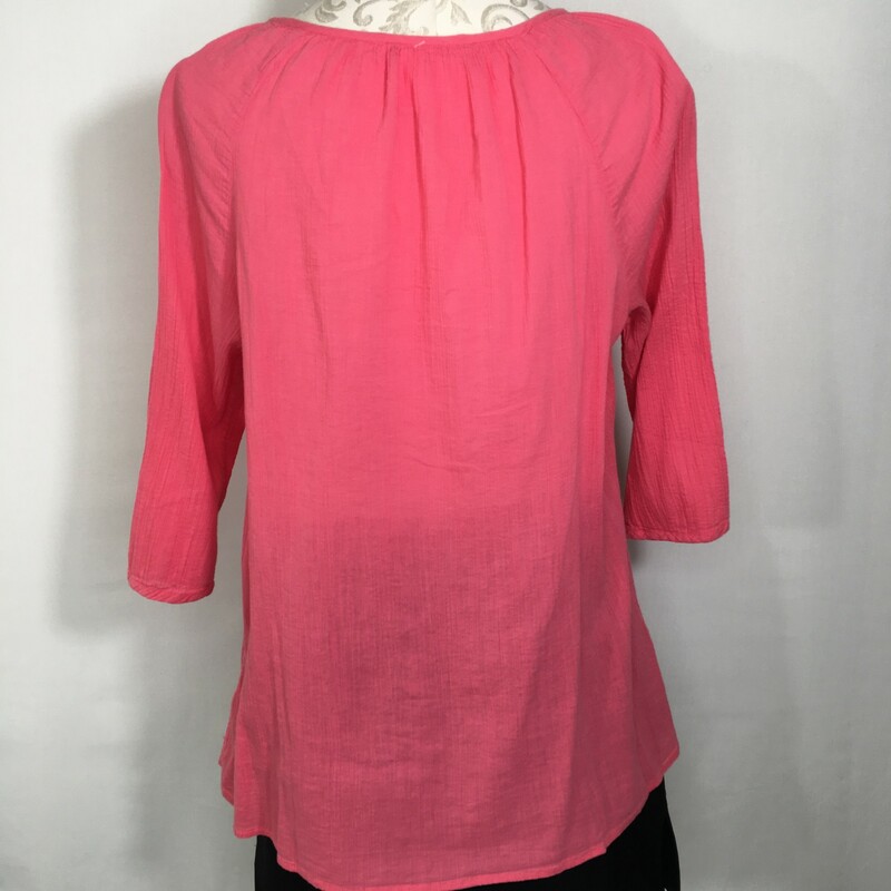 100-533 No Tags, Pink, Size: Medium<br />
Pink long sleeve shirtw/ front embrodery no tag