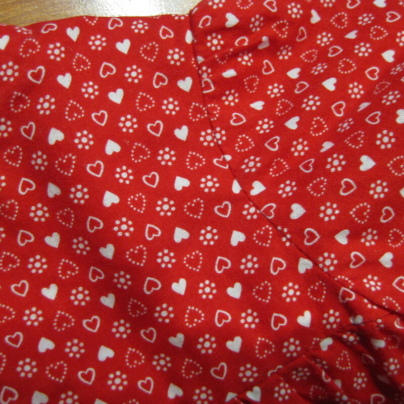 Darling vintage baby dress in red and white cotton with white eyelet lace trim at the neck and sleeves end.
It has three buttons in the back.
Should fit up to one year old.
Flat measurements:
chest: 12.75in
length: 15in

Amazing condition!
thanks for looking!
#16076