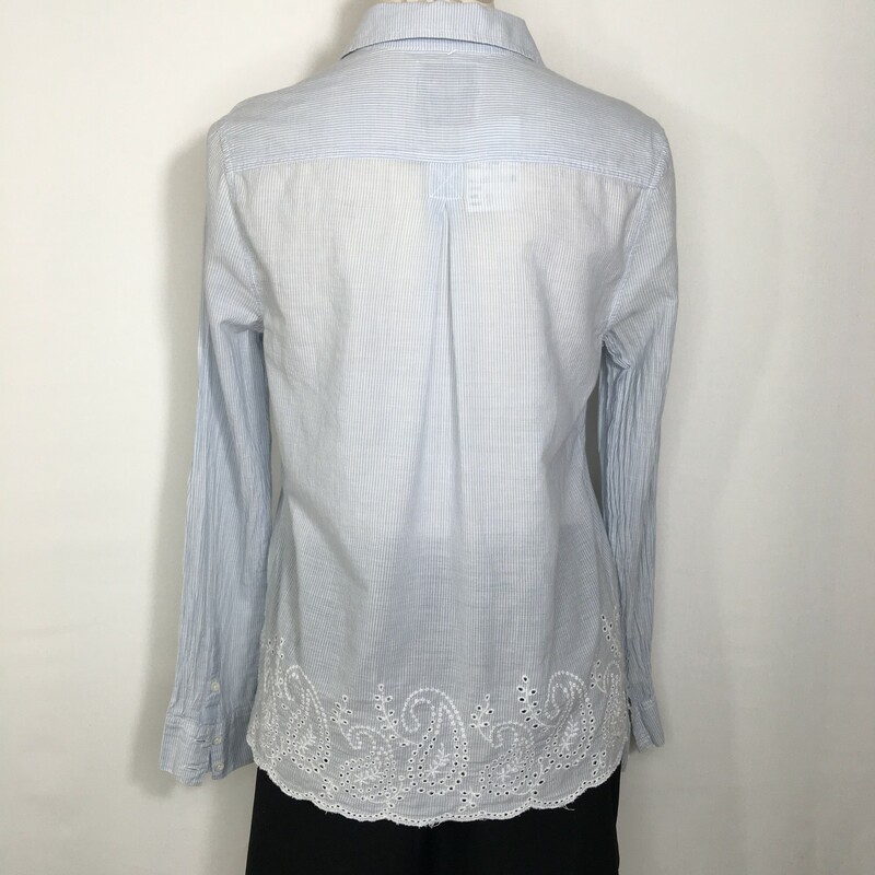 100-556 American Eagle, Blue, Size: Medium<br />
White and blue pinstripe button-down with paisley detailing Cotton