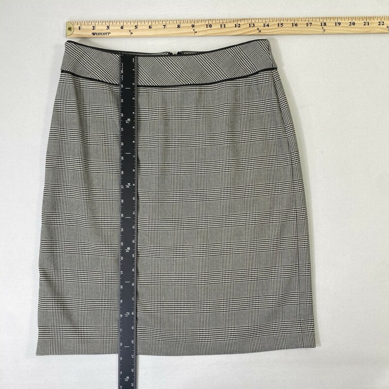 100-453 Peck & Peck, Black, Size: 4 petite plaid skirt with leather outline seams