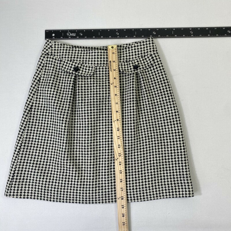 100-740 Molly B, Blk/whit, Size: 2 White and black skirt w/ faux front pockets 100% wool