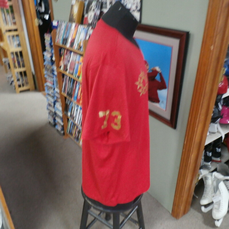 Florida Generals Under Armour red shirt size 2XL 100% polyester #26993
Rating: (see below) 4- Fair Condition
Team: Florida Generals
Player: Frank Hughes
Brand: Under Armour
Size: Men's XXLarge- (Measured Flat: chest 26\", length 30\")
Color: red
Style: short sleeve; screen printed
Material: 100% polyester
Condition: 4- Fair Condition: material stretched from use and washing; large square of faded material on front (see photos)
Item #: 26993
Shipping: FREE
