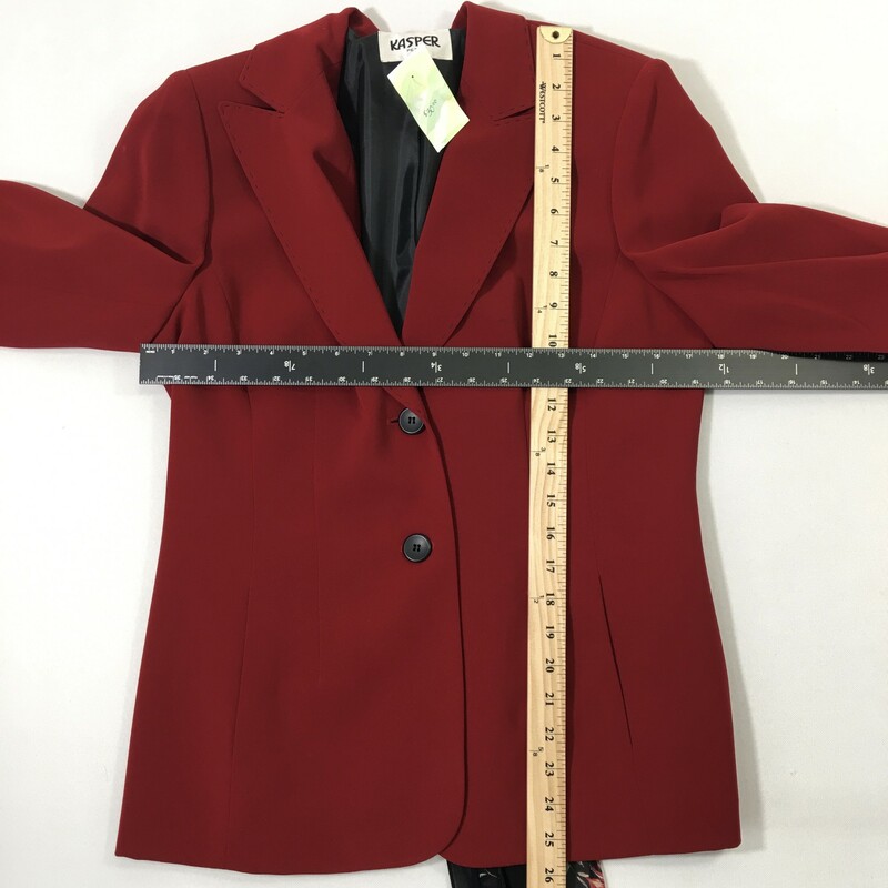 110-145 Kasper, Red, Size: 6p
Red button up blazer w/ matching scarf 100% polyesther