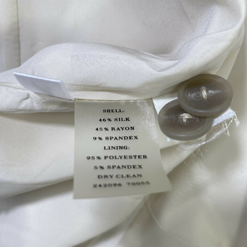 100-1001 Ann Taylor, Beige, Size: 2
beige 2 button blazer 46% silk 45% rayon 9% spandex  good