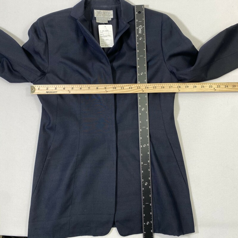 100-1004 Worth, Navy Blu, Size: 6
navy blue button up blazer 100% pure silk  good