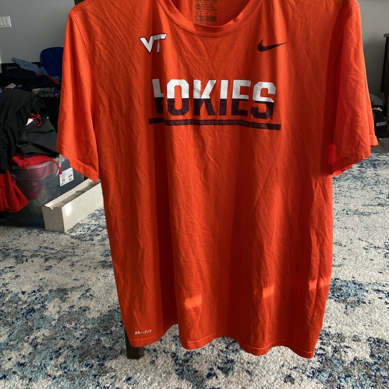 Used condition
Logo is cracked and worn
Orange- size 2XL- The Nike Tee- athletic cut
Wrinkled; a few light stains and a few tiny snags

#shopsportz
#recycledactivewear
#raw4sports