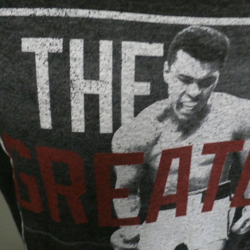 Muhammad Ali \"The Greatest\" gray shirt polyester blend size Medium #26953
Rating: (see below) 2- Great Condition
Team: n/a
Player: Muhammad Ali
Brand: Muhammad Ali
Size: Men's Medium- (Measured Flat: chest 20\", length 27\")
Color: gray
Style: short sleeves; screen printed
Material: 50% polyester 38% cotton 12% rayon
Condition: 2- Great Condition: gently used; original tags still attached (see photos)
Item #: 26953
Shipping: FREE