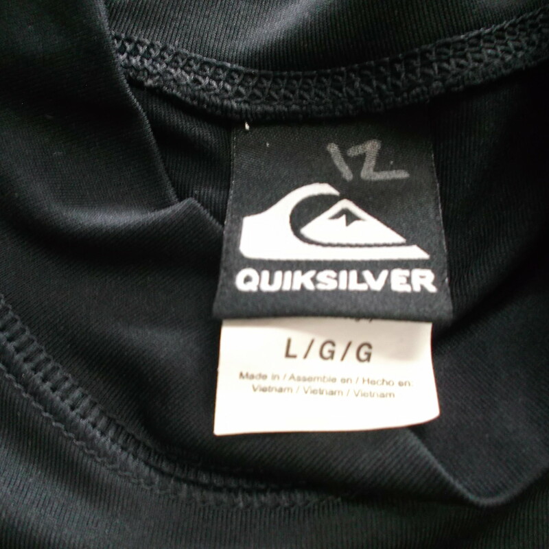 Quicksilver Men's Compression Fit Short Sleeve Shirt Size Large Black #7953 

Rating:   (see below) 2 - Great Condition

Team: n/a

Player: n/a

Brand: Quicksilver

Size: Large Men's (MEASURED FLAT - chest 18.5\"; length 27\") armpit to armpit and top of shoulder to bottom hem

Color:  Black

Style: Screen pressed short sleeve shirt

Material: Polyester Blend

Condition: - Great Condition - wrinkled; Material looks and feels great; No stain rips or holes(See Photos for condition and description)

Shipping: $3.37

Item#: 7953