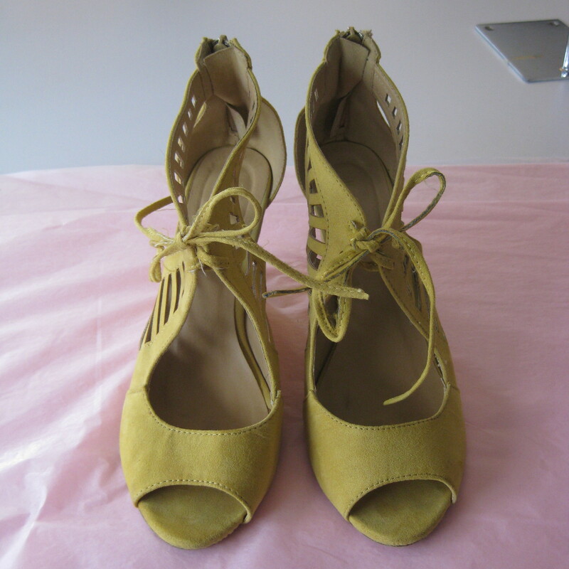 These are so cute and a great color.<br />
Mark & Maddox Faux Suede wedge with cutouts and laces across the top<br />
in a soft marigold yellow<br />
Zippers in the back.<br />
size 8.5<br />
relatively comfortable wedge heel measures 3.5in<br />
used but excellent condition<br />
<br />
thanks for looking<br />
#36331