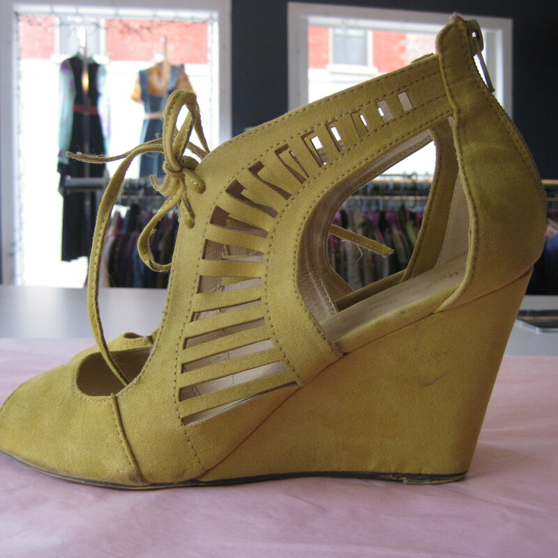 These are so cute and a great color.<br />
Mark & Maddox Faux Suede wedge with cutouts and laces across the top<br />
in a soft marigold yellow<br />
Zippers in the back.<br />
size 8.5<br />
relatively comfortable wedge heel measures 3.5in<br />
used but excellent condition<br />
<br />
thanks for looking<br />
#36331