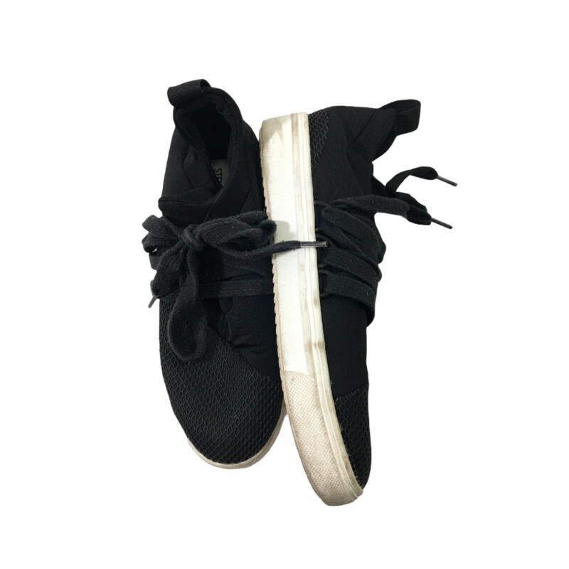 100-914 Steve Madden, Black, Size: 6<br />
black sneakers with plastic detail on the front