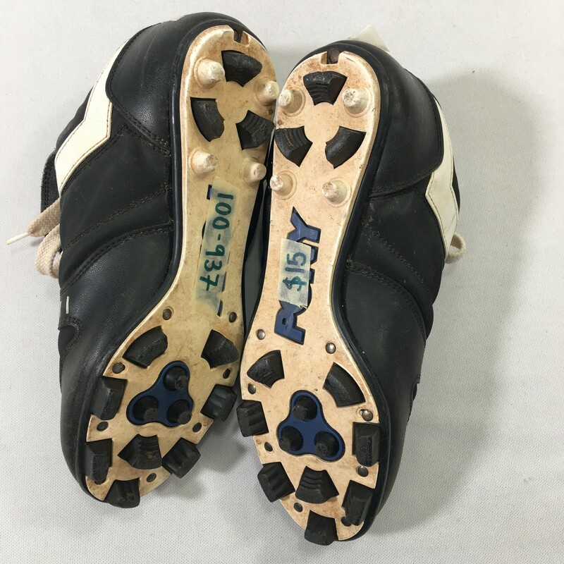 100-937 Pony, Black, Size: 8<br />
Black and white cleats n/a  okay