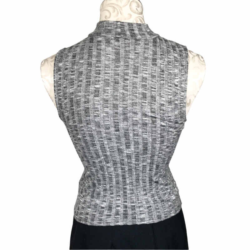 105-279 Aeropostale, Grey, Size: Small
grey light knit, sleeveless, turtleneck sweater 53% rayon 43% polyester4% spandex  good
2.9 oz