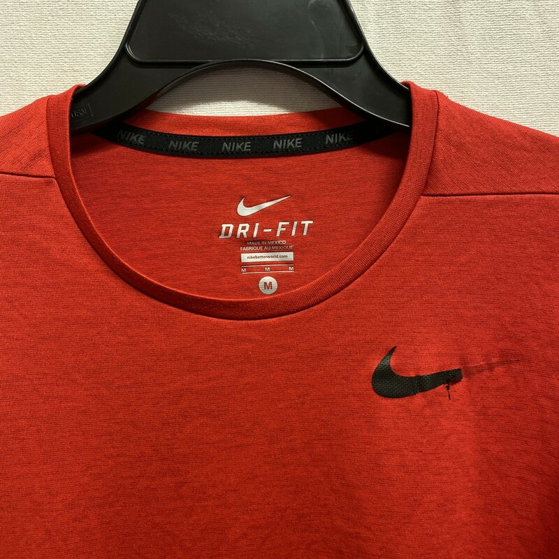 Used condition<br />
Logo is peeling off; pilling and fuzz;<br />
Red- size medium