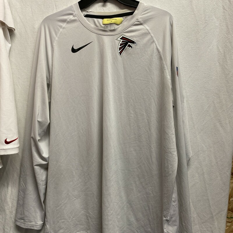 Atlanta Falcons Long sleeve shirt gray size XL<br />
pilling and fuzz, light stains throughout, a few snags, previous player sticker at the tag area (#47)