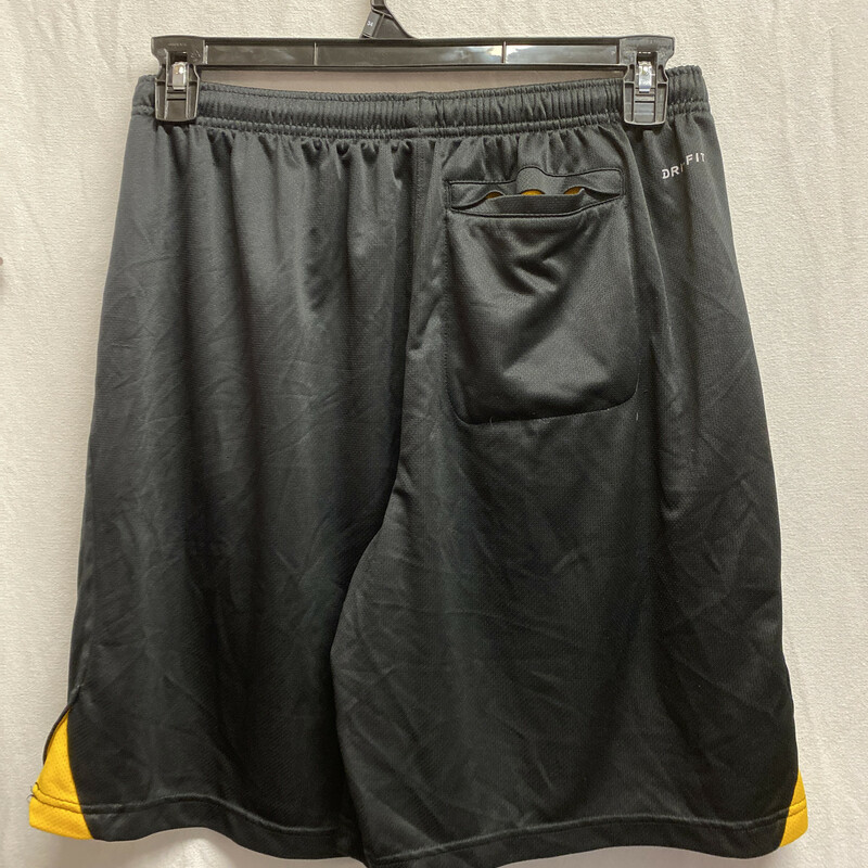 Minn Gophers Shorts, Black, Size: XL<br />
used condition - some snags, some light stains (white marks), piling and fuzz,<br />
pockets- yes (3)