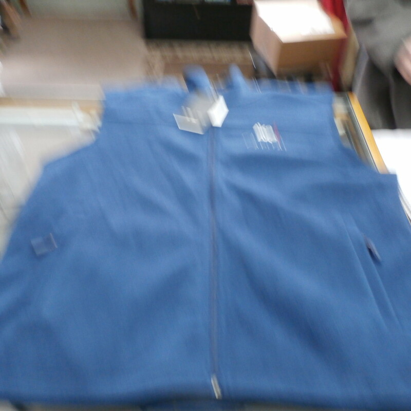 Fossa Men's Blue Zip up Fleece Vest Large Polyester Personalized #28254
Rating: (see below) 3- Good Condition
Team: n/a
Player: n/a
Brand: Fossa
Size: Men's Large (Measured Flat: Across chest 24\", length 27\")
Measured flat: arm pit to arm pit; top of shoulder to the hem
Color: Blue
Style: Zip up vest; Sleeveless; mock Neck; Personalized \"Axe Capital\"
Material: 100 polyester
Condition: 3 - Good Condition - Original tags; Light staining along bottom ring; hard spot on bottom back; Feels soft
Item #: 28254
Shipping: FREE