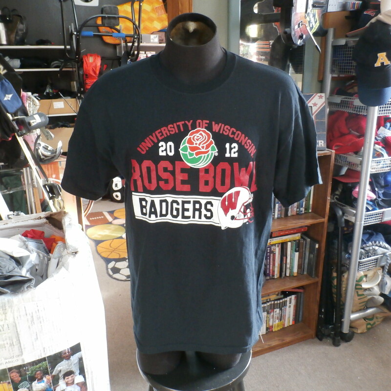 Wisconsin Badgers 2012 Rose Bowl black Gildan shirt size Large with tags #27429<br />
Rating: (see below) 1- Excellent Condition<br />
Team: Wisconsin Badgers<br />
Player: n/a<br />
Brand: Gildan<br />
Size: Men's Large- (Measured Flat: Across chest 22\"; Length 29\")<br />
Measured Flat: underarm to underarm; top of shoulder to bottom hem<br />
Color: black<br />
Style: short sleeve; screen printed<br />
Material: 100% cotton<br />
Condition: 1- Excellent Condition: Like new; tags still attached (see photos)<br />
Item #: 27429<br />
Shipping: FREE
