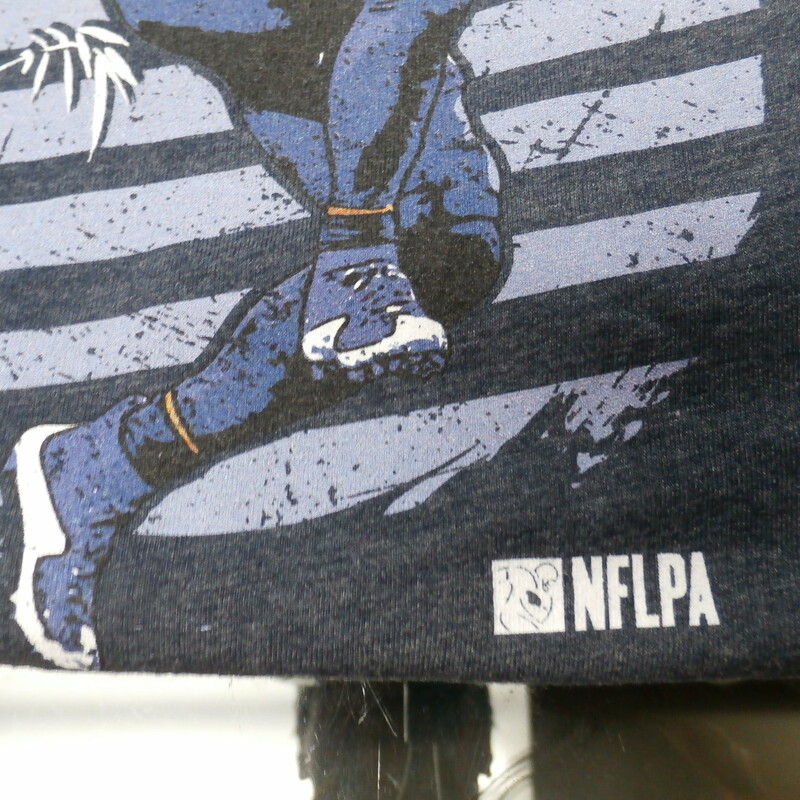 Next Level Men's Patrick Chung T shirt blue size missing NFLPA #28956
Rating: (see below) 3- Good Condition
Team: NFLPA
Player: Patrick Chung
Brand: Next Level
Size: Men's Missing tags (Measured Flat: across chest 19\", length 25\")
Measured flat: armpit to armpit and top of shoulder to the bottom hem
Color: blue
Style: screen pressed; \"Chung-Fu\"; crew neck
Material: missing the tags
Condition: 3- Good Condition - wrinkled; faded and discolored; pilling and fuzz; light staining or dirtiness along the neck area interior and exterior
Item #: 28956
Shipping: FREE