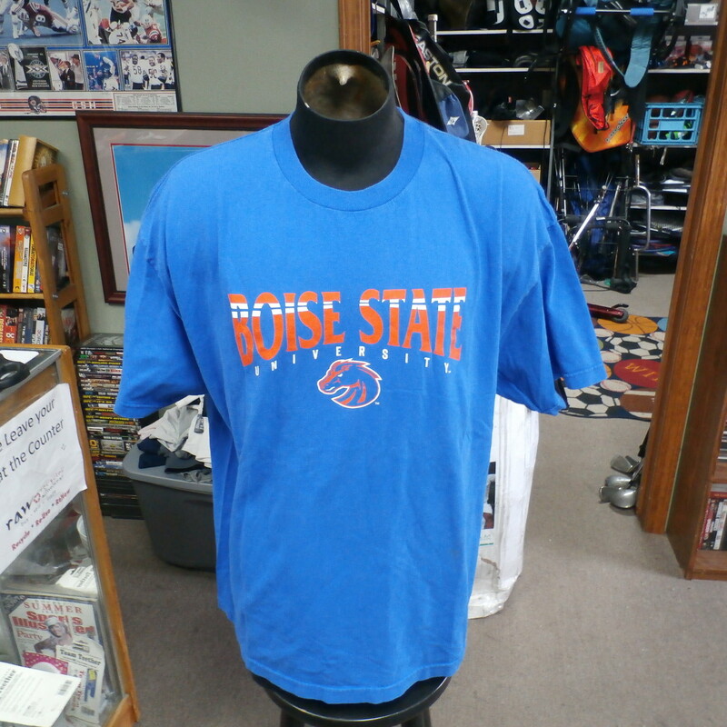 Boise State Broncos blue CI Sport T-shirt size 2XL 100% cotton #27421
Rating: (see below) 3- Good Condition
Team: Boise State Broncos
Player: n/a
Brand: CI Sport
Size: Men's XXLarge- (Measured Flat: Across chest 25\"; Length 31\")
Measured Flat: underarm to underarm; top of shoulder to bottom hem
Color: blue
Style: short sleeve; screen printed
Material: 100% cotton
Condition: 3- Good Condition: some fading and fuzz from washing and use (see photos)
Item #: 27421
Shipping: FREE