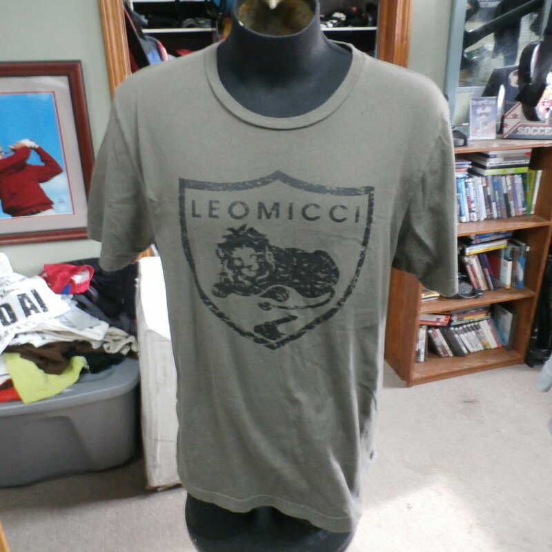 Leomicci Shirt, Green, Size: XL
Men's Leomicci shirt green size XL #28955
Rating: (see below) 3- Good Condition
Team: N/A
Player: N/A
Brand: Leomicci
Size:  Men's XL  (Measured Flat: Across chest 23\"; Length 29\")
Measured Laying Flat: armpit to armpit; top of shoulder to bottom hem
Color: Green
Style: Short sleeve shirt; Screen pressed
Material: Unknown
Condition: 3- Good Condition: wrinkled; pilling and fuzz; Unknown material;
Item #: 28955
Shipping: FREE
